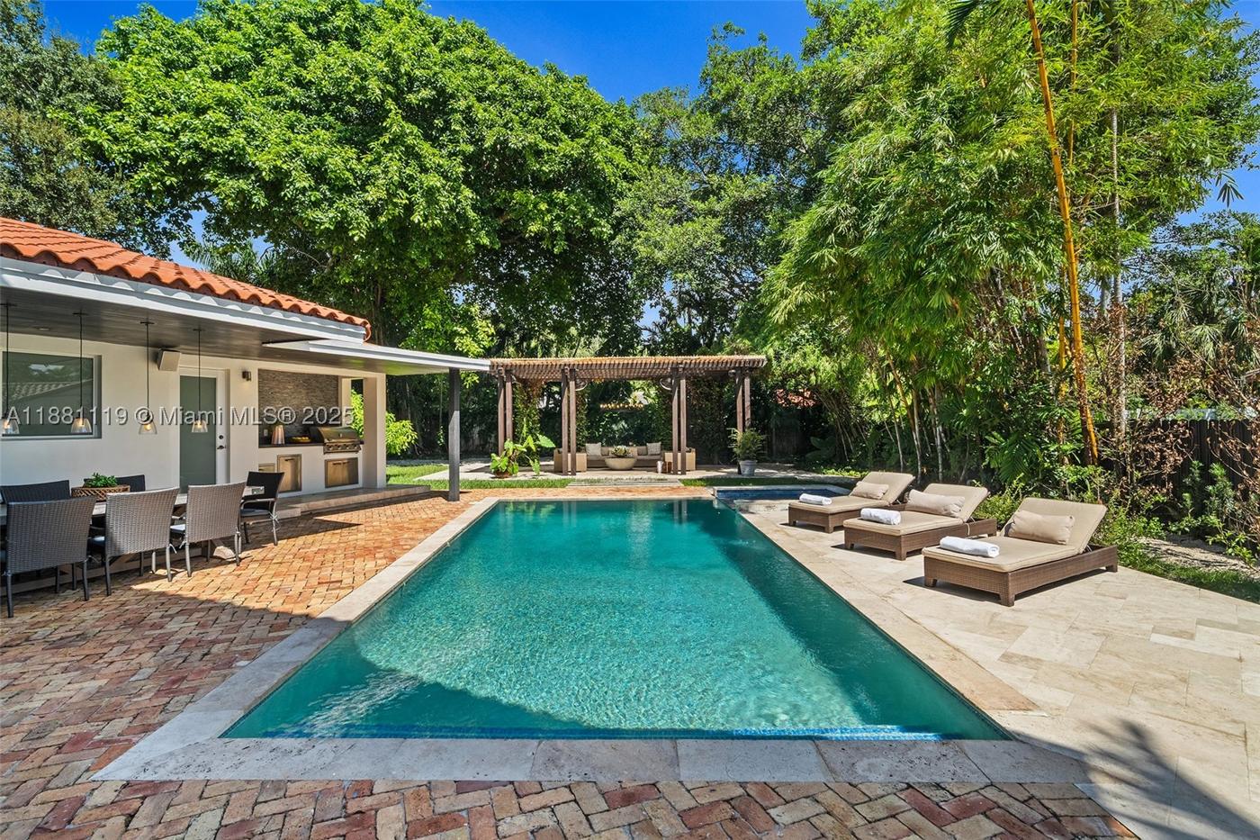 Casa Marbella, garden and pool in Bay Point (2)