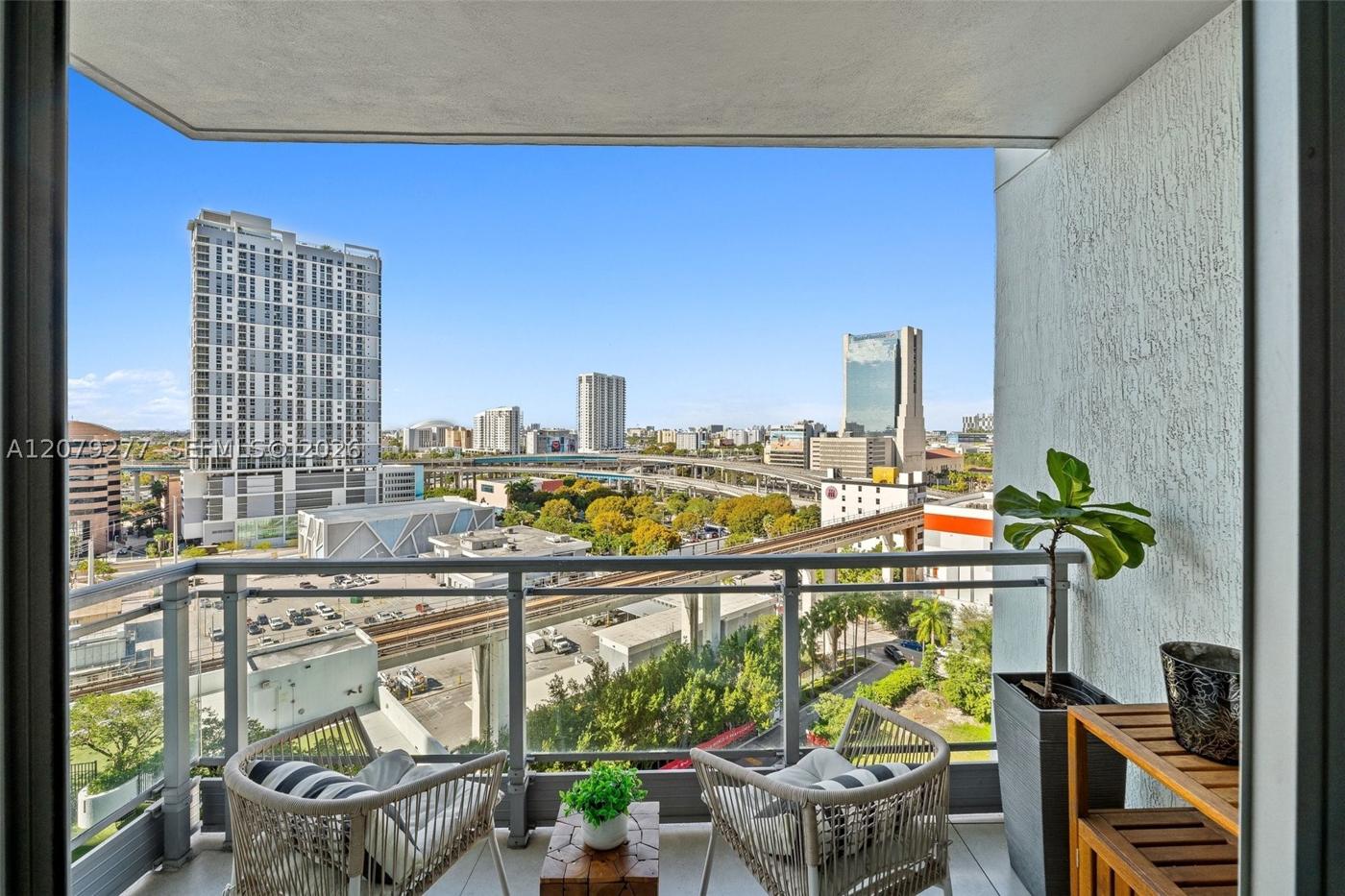 Condo Ivy, remodelled on the Miami River (2)