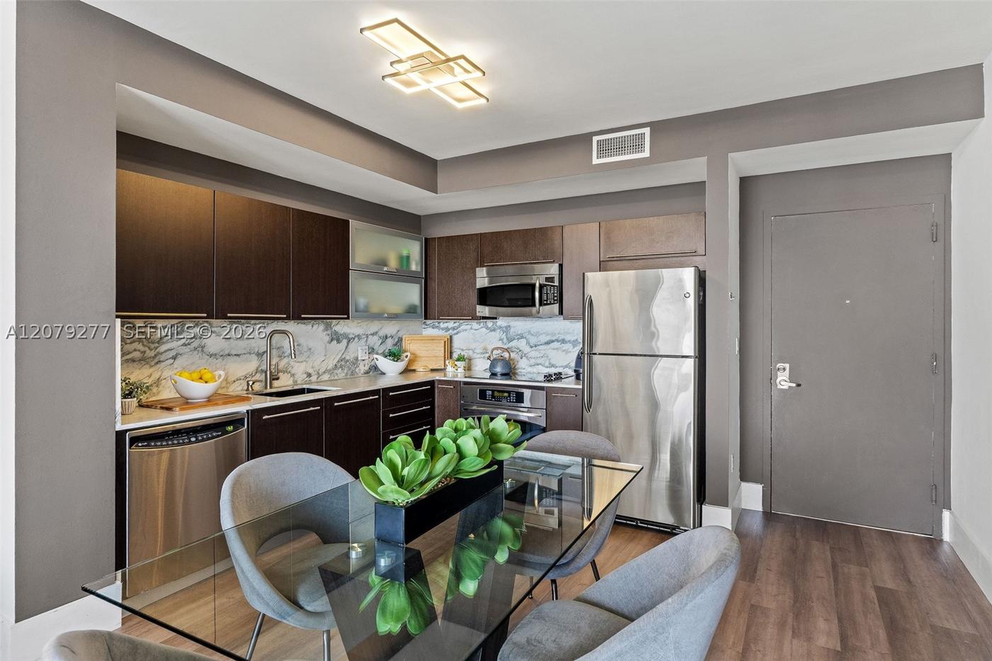 Condo Ivy, remodelled on the Miami River (4)