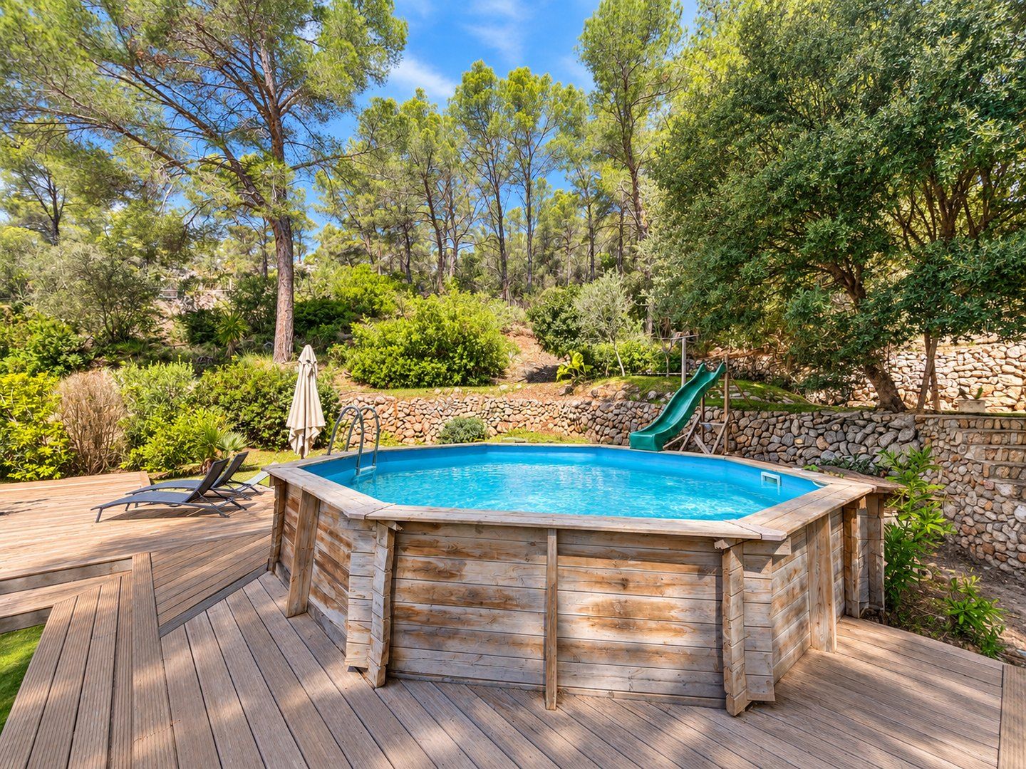 The pool on its wooden deck, move-in-ready